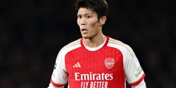 Arsenal thưởng lớn cho Tomiyasu Takehiro