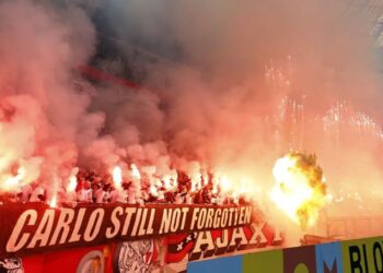 CĐV Ajax khiến sân vận động bốc cháy dữ dội