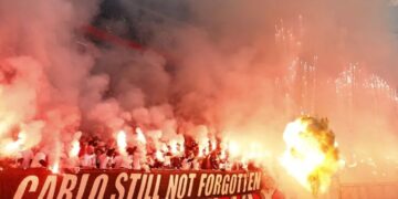 CĐV Ajax khiến sân vận động bốc cháy dữ dội