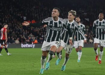 CLIP: Dalot “hóa Paul Scholes”, MU thắng nhọc Sheffield United