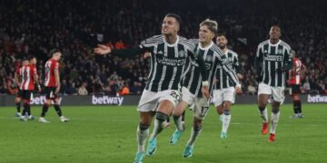 CLIP: Dalot “hóa Paul Scholes”, MU thắng nhọc Sheffield United