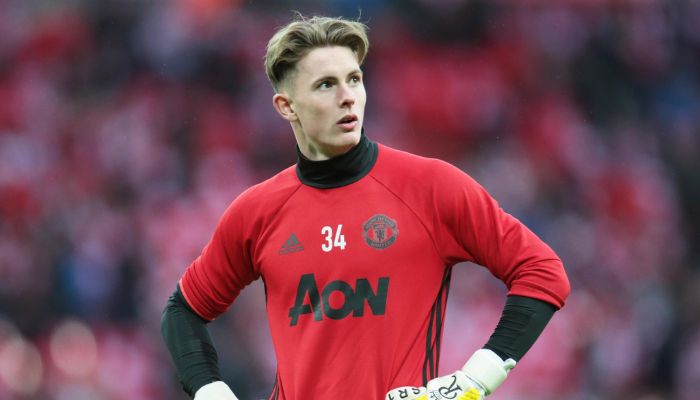 Chris Sutton cho rằng Dean Henderson nên là người bắt penalty