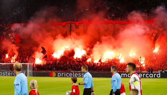 Fan Ajax vô tình làm bốc cháy SVĐ tạo ra khoảnh khắc kinh hoàng