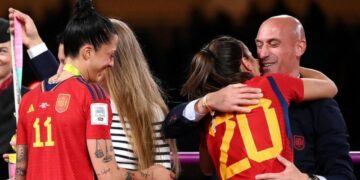 Hôn môi nữ cầu thủ, chủ tịch LĐBĐ Tây Ban Nha Luis Rubiales chính thức bay ghế