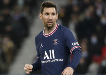 Messi bất ngờ bị thay ra trong trận PSG chiến thắng Lyon