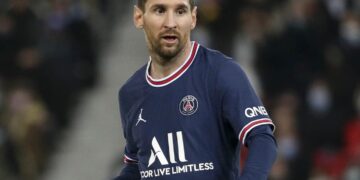 Messi bất ngờ bị thay ra trong trận PSG chiến thắng Lyon