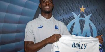 Trung vệ Man United sắp về với CLB Marseille