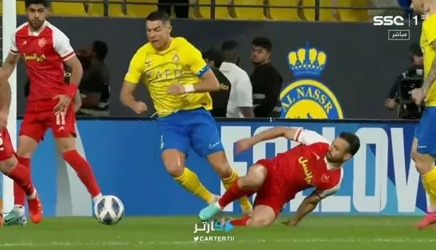 Cristiano Ronaldo đề nghị tổ trọng tài hủy bỏ quả penalty