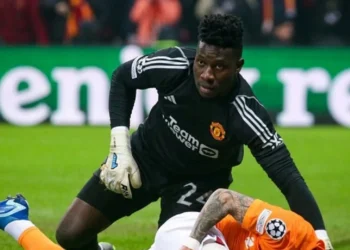 Erik ten Hag phải sớm đưa ra quyết định về Onana