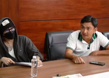 Jack-J97 đeo kính, khẩu trang trong buổi họp nội bộ cùng BLĐ đội bóng Dragon Mekong United