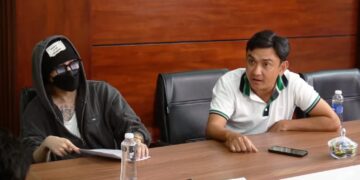 Jack-J97 đeo kính, khẩu trang trong buổi họp nội bộ cùng BLĐ đội bóng Dragon Mekong United