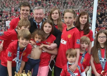 Sir Alex Ferguson mua nhà mới sau khi vợ qua đời