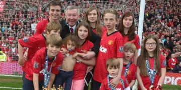 Sir Alex Ferguson mua nhà mới sau khi vợ qua đời