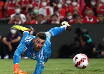 6 vụ Chuyển nhượng đổ bể vì những lý do không tưởng: Máy FAX hại De Gea