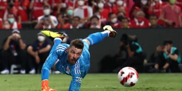 6 vụ Chuyển nhượng đổ bể vì những lý do không tưởng: Máy FAX hại De Gea