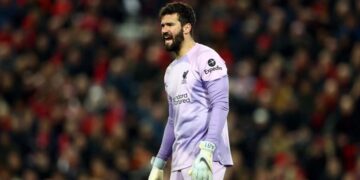 Alisson Becker mắc sai lầm khiến Liverpool bị cầm hòa