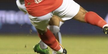 5 Pha gãy chân kinh hoàng trên sân cỏ Việt Nam