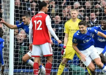 Bom tấn Arsenal đau đớn: “Trên chuyến bay về nhà, vợ tôi bị sảy thai…”