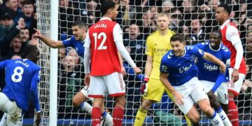 Bom tấn Arsenal đau đớn: “Trên chuyến bay về nhà, vợ tôi bị sảy thai…”