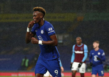 Abraham dẫn đầu danh sách ghi bàn, Chelsea trả giá sau chiến thắng