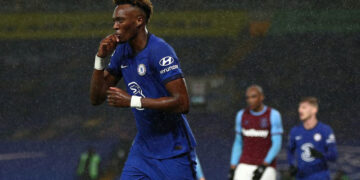 Abraham dẫn đầu danh sách ghi bàn, Chelsea trả giá sau chiến thắng