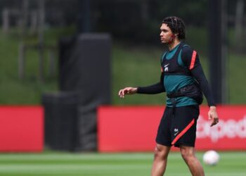 Alexander-Arnold mặc “áo bra” giống Tiến Linh kèm thiết bị tân tiến ít ai biết