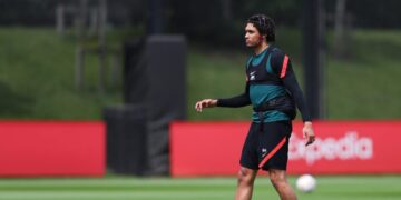 Alexander-Arnold mặc “áo bra” giống Tiến Linh kèm thiết bị tân tiến ít ai biết