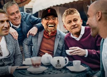 Ảnh chế FA Cup vòng 3 không thể nhịn cười: Lão Klopp và cậu vàng