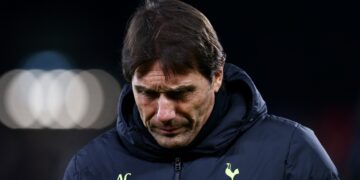 Antonio Conte nói gì sau khi nhận án trảm từ Tottenham?