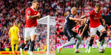 Đến Việt Nam nghỉ dưỡng, huyền thoại Man Utd cùng fan quậy banh nóc khi Antony lập công trước Arsenal