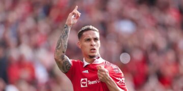 SỐC: Antony khiến phòng thay đồ Man Utd “dậy sóng” vì ghẻ lạnh Harry Maguire