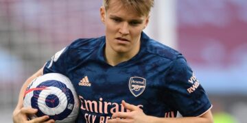 Arsenal được khuyên mua đứt ngôi Sao 49 triệu bảng