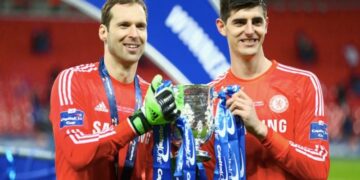 Ai là thủ môn Chelsea xuất sắc nhất lịch sử: Cech hay Courtois?