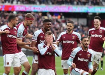 Cầu thủ Ukraine hành động lạ sau khi ghi bàn ở Ngoại Hạng Anh