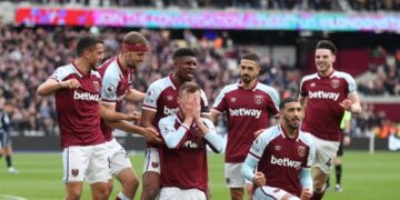 Cầu thủ Ukraine hành động lạ sau khi ghi bàn ở Ngoại Hạng Anh