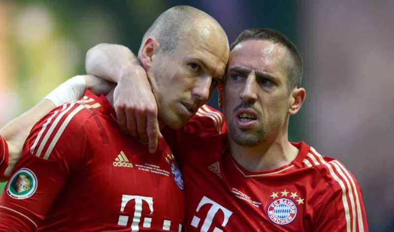 Son vs Lloris tẩn nhau và 6 vụ ẩu đả kinh điển giữa "gà nhà" trên sân bóng | Hình 3 Franck Ribery hành hung Arjen Robben