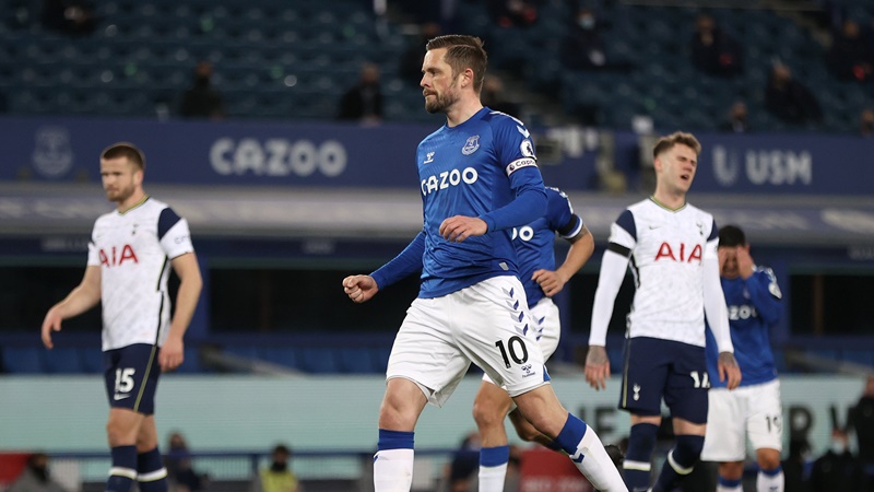 Gylfi Sigurdsson có màn trình diễn chói sáng