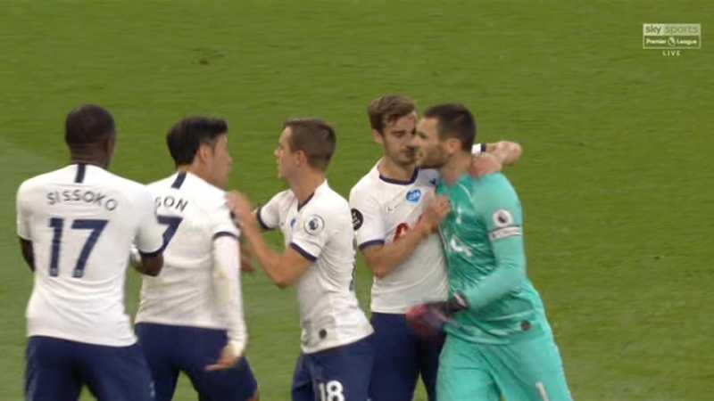 Son vs Lloris tẩn nhau và 6 vụ ẩu đả kinh điển giữa "gà nhà" trên sân bóng | Hình 8 Hugo Lloris đòi ăn thua đủ với Son Heung-min
