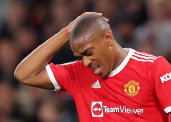 Sao MU đi đâu cũng bị CLB khác đuổi như đuổi tà