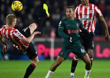 2 Sao Liverpool thi đấu thảm họa trong thất bại đau đớn trước Brentford