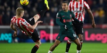 2 Sao Liverpool thi đấu thảm họa trong thất bại đau đớn trước Brentford
