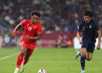 Tiền đạo Việt Nam Nguyễn Xuân Son gãy chân, rời chung kết ASEAN Cup