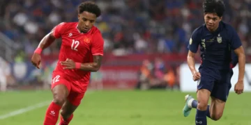 Tiền đạo Việt Nam Nguyễn Xuân Son gãy chân, rời chung kết ASEAN Cup