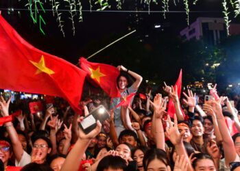 Hàng chục nghìn người xuống đường mừng tuyển Việt Nam vô địch